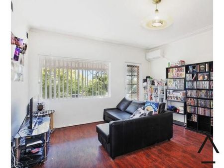 Charming Two-Bedroom Residence in Canterbury - Photo 3