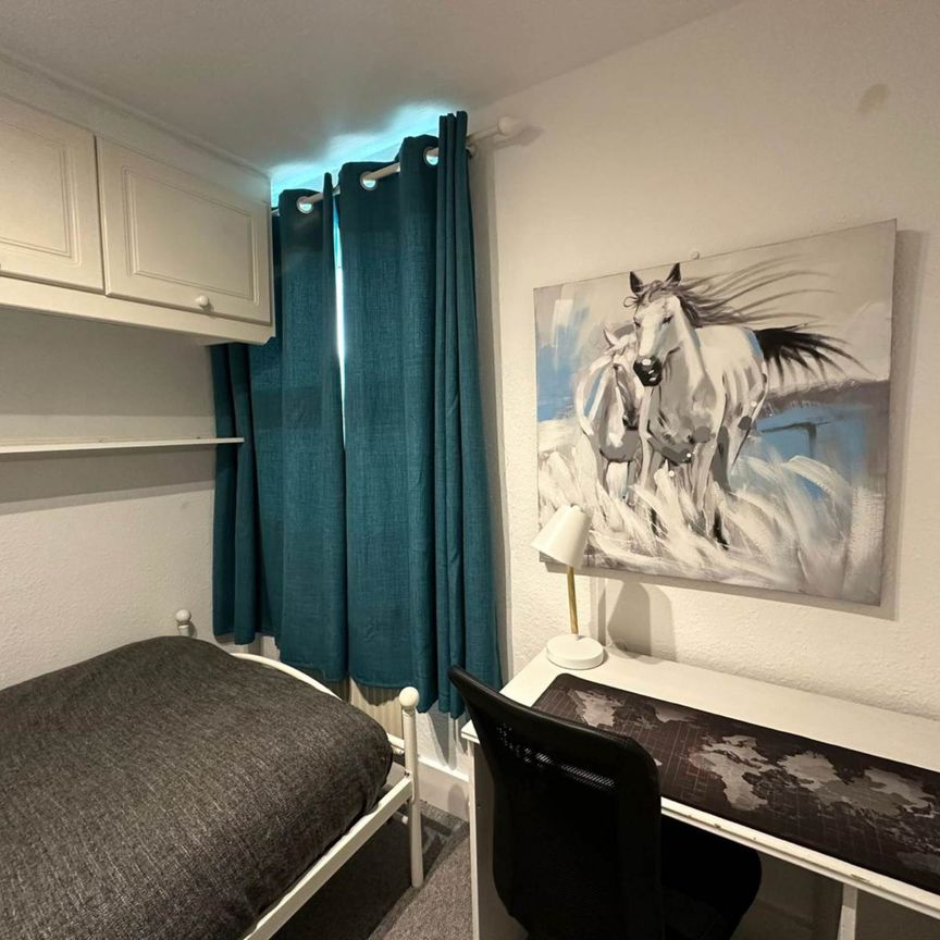 Room 4, 25 Springfield Road, Guildford, Surrey GU1 4DW - Photo 1