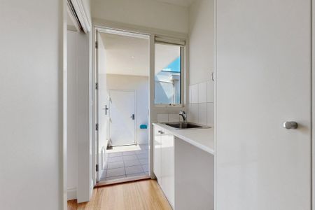 Stunning 4 bedroom home - Photo 4