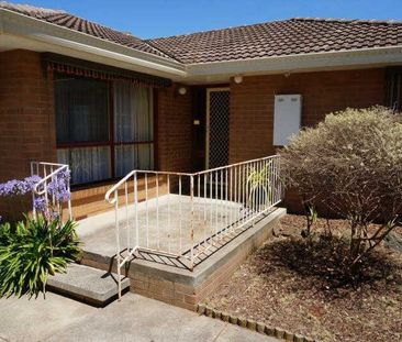 4 Bedroom Family home - Close to Transport - Photo 3