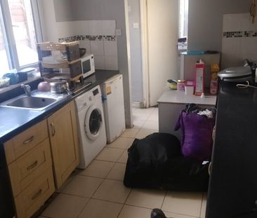 Bedsit, Selby Road, E13 - Photo 3