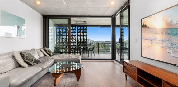 Fully Furnished River Front Two Bedroom Apartment with Two Car Parks - Photo 2