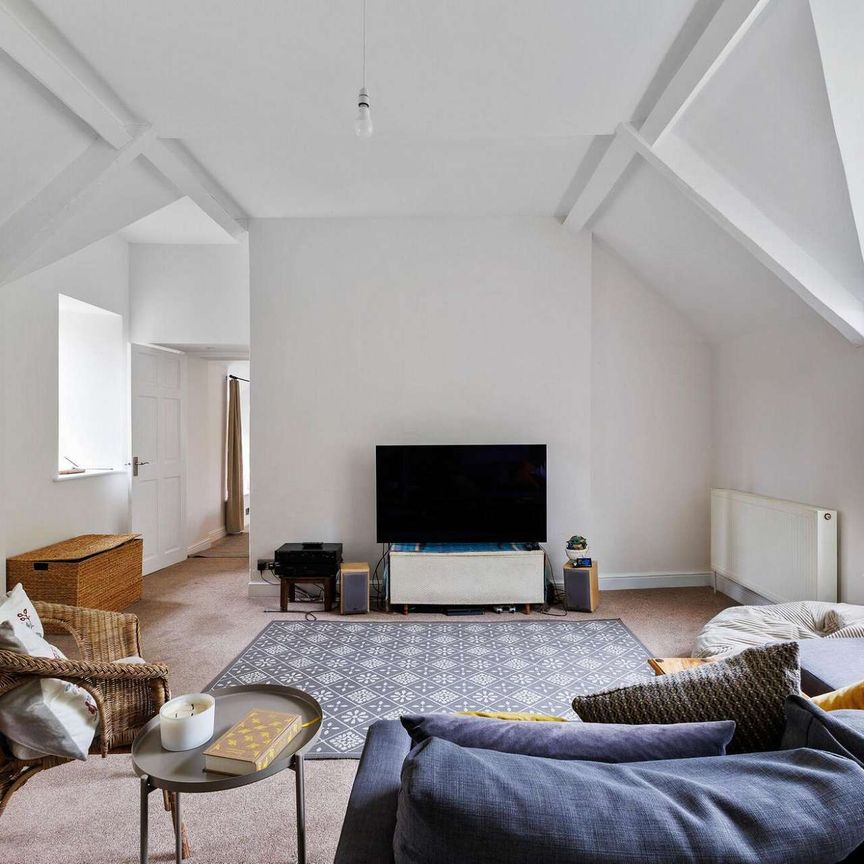 Recently refurbished three bed house with large private garden - Photo 1