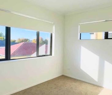 Absolutely stunning near new 4 bedroom 3 bathroom home available fo... - Photo 2