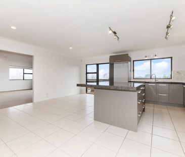 Large family home including huge rumpus room downstairs with bathro... - Photo 2