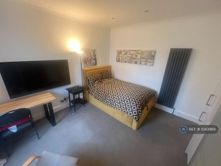 1 bedroom in a flat share to rent - Photo 5