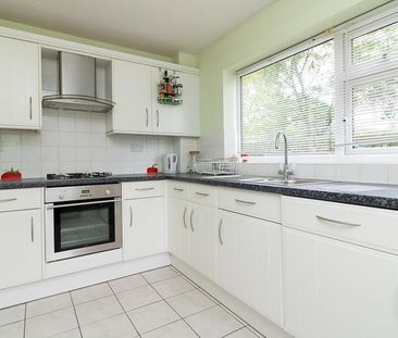 4 bedroom semi-detached house to rent - Photo 4