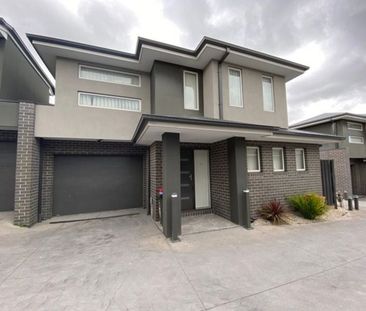 Charming Townhouse in Meadow Heights! - Photo 6