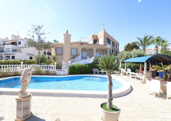 Villa de Lujo en Primera Línea de Playa en Cala Capitán