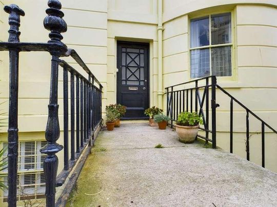 Brunswick Square, Hove, BN3 - Photo 1