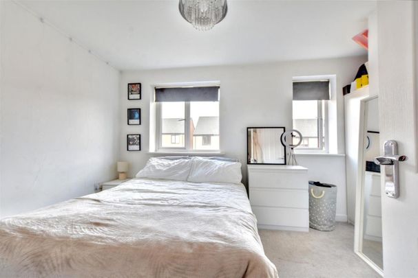 Room in a Shared House, Leaning Row, NG7 - Photo 1