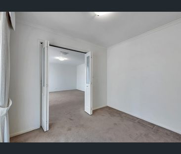 Style, Space & Executive Comfort in a Peaceful Highbury Setting - Photo 2