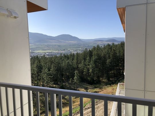 University District: U8 – Top Floor, 1 bed, 1 bath - Photo 1