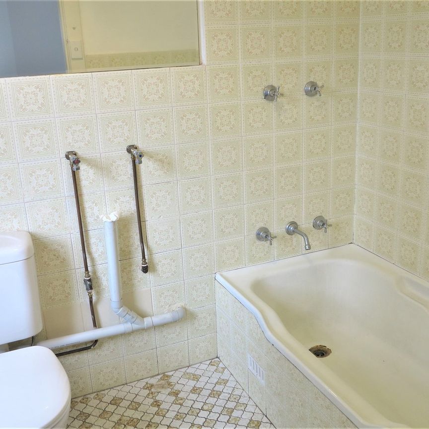 Renovated 1 Bedroom Apartment - Photo 1