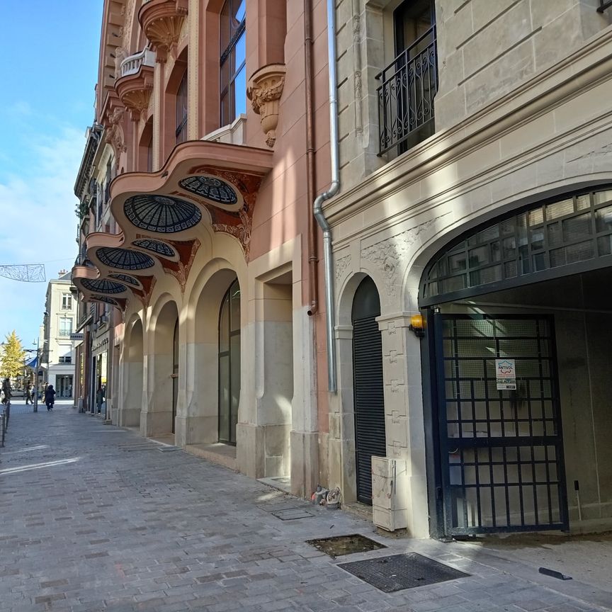 Résidence L’OPERA à REIMS sur la place d’Erlon, appartement T2 avec balcon et stationnement, disponible de sui - Photo 1