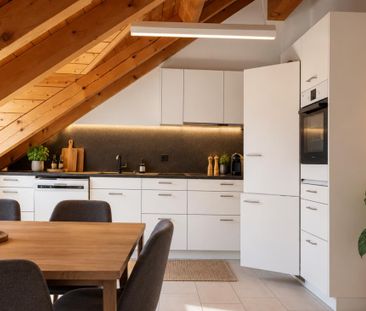 traumhafte Dachwohnung mit Galerie und Balkon an top Lage - Photo 1