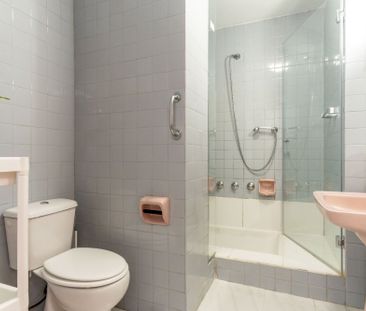 Large room in calle Quintana - Photo 2