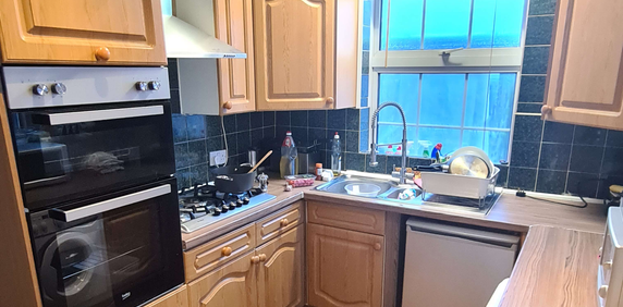 Kings Drive Room 5 - Photo 2