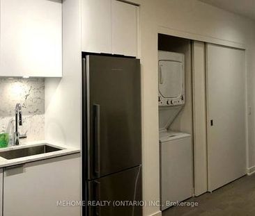 Yonge + Richmond Street E Spacious +Functional 1Bdrm Lrg Living Room - Photo 4