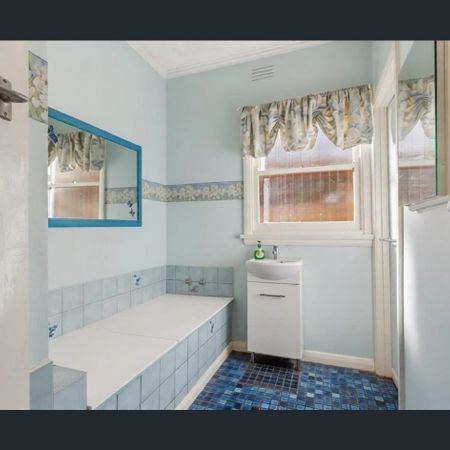 Charming 3-Bedroom Family Home – Close to Schools & Blackburn Lake - Photo 3