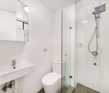 One-bedroom apartment in the heart of Marrickville - Photo 4