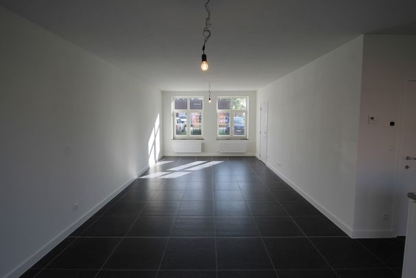 Energiezuinige nieuwbouwwoning met 3 slaapkamers, terras, 2 ondergrondse autostaanplaatsen en kelderberging. - Photo 1