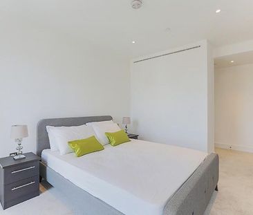 Modern 3 bedroom apartment to rent in Wiverton Tower, Aldgate E1 - Photo 3