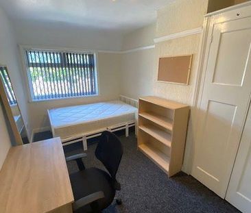 4 bedroom semi-detached house to rent - Photo 5