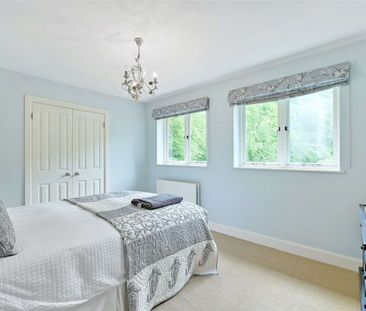 Impressive detached property in sought after private road. - Photo 3