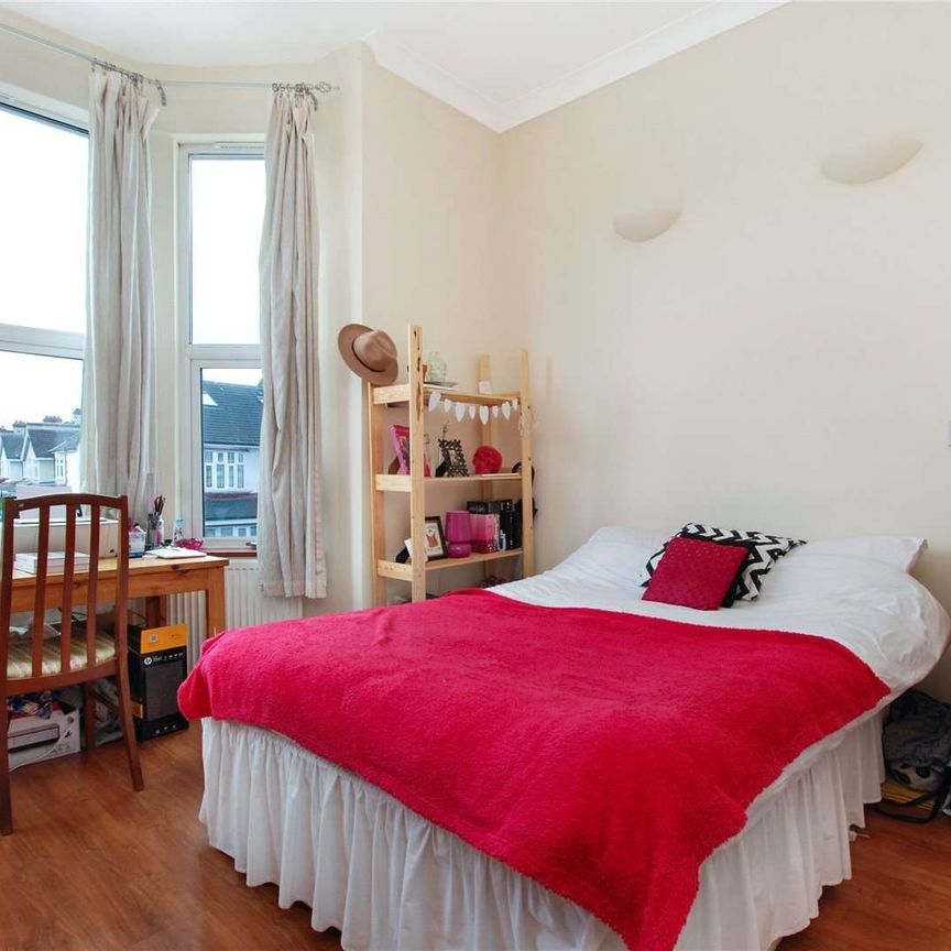 Three bedroom furnished flat, perfect for sharers and moments from Tooting Bec. - Photo 1