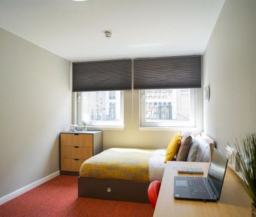 1 bedroom in a flat share to rent - Photo 2