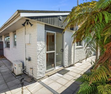 Sunny & Convenient Living in St Albans – With parking - Photo 3