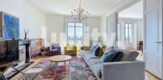 Spacious Haussmannian Apartment with Water Fountain View - Photo 2