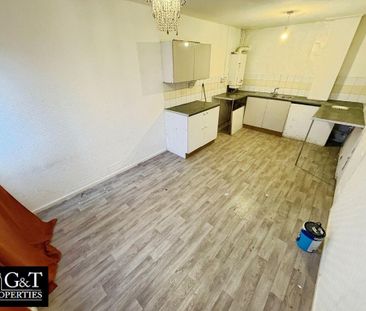 3 bedroom flat to rent - Photo 3