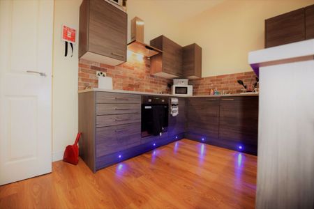 2 bedroom Flat in Aire Street, Leeds - Photo 4