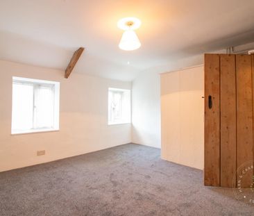 2 Bedroom House - Mid Terrace - Photo 1