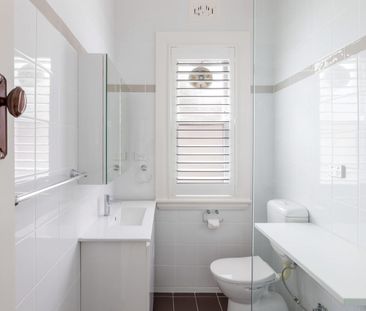 Ground floor newly renovated semi-style design in quiet pocket - Photo 3