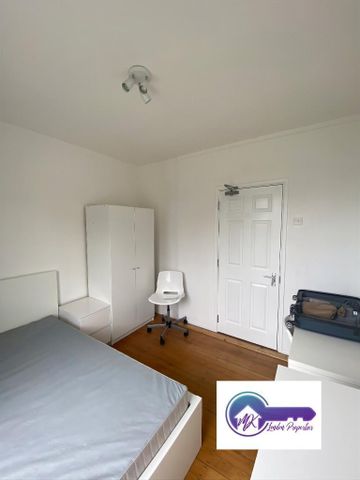1 bedroom in a flat share to rent - Photo 2