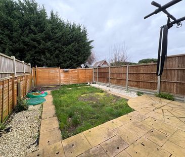 Holly Way, Blackwater, Camberley, Hampshire, GU17 - Photo 3