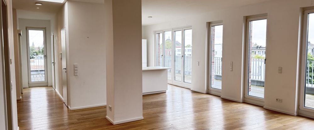 Exklusives 4-Zimmer-Penthouse mit Dachterrasse, Kamin, 2 Bädern & EBK in Düsseldorf-Flehe! - Photo 1