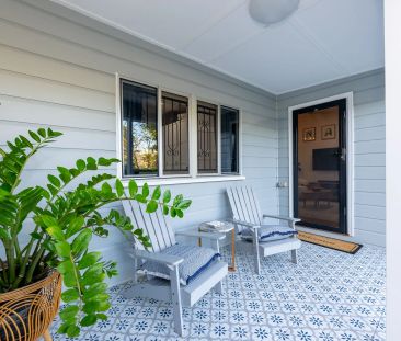Charming Renovated Cottage in Prime Location - Photo 2