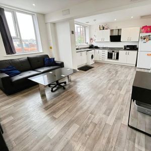 1 bedroom in a flat share to rent - Photo 2