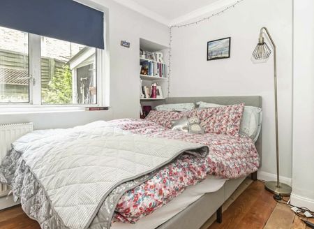 Oaklands Grove - Photo 3