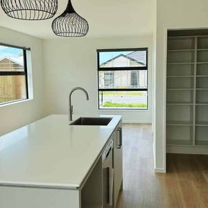 Brand New family home in Belfast - Photo 2