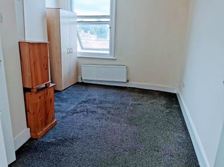 1 Bed Flat, Romford Road, E12 - Photo 3