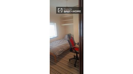 Room in 3-bedroom apartment in Cabra, Dublin - Photo 3