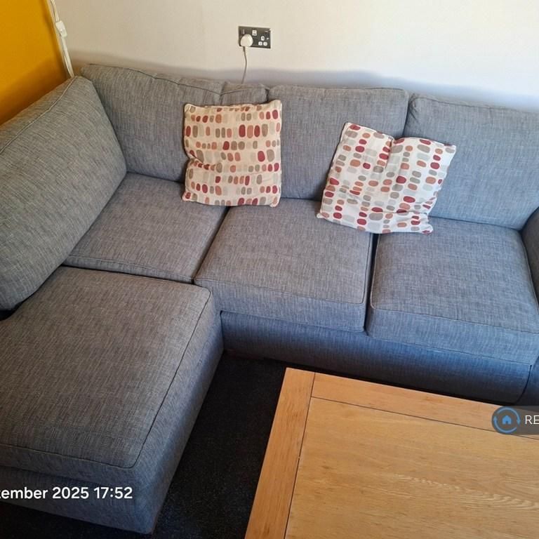 1 bedroom in a house share to rent - Photo 1