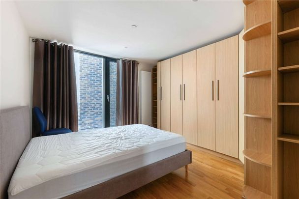 Furnished Four Double Bedroom townhouse with a garage and roof terrace on the centrally located Southern Street. - Photo 1
