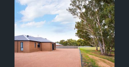 Peaceful living in Huntly, in large family home - Photo 5