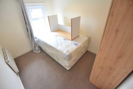 4 bedroom terraced house to rent - Photo 2